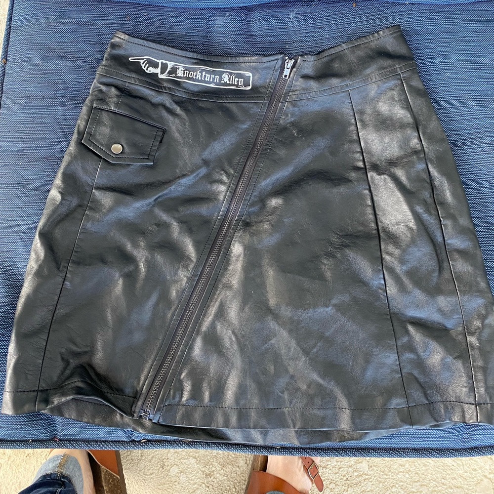 Hot Topic Knockturn Alley Pleather Skirt size small NWT